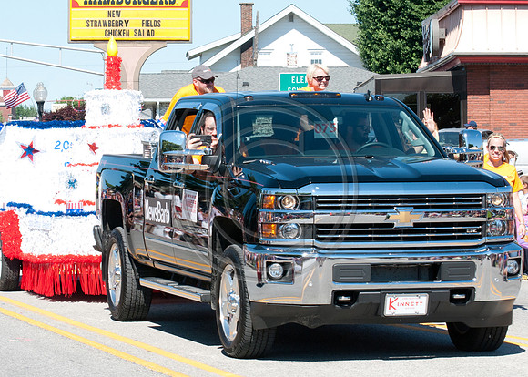 300-2014FreedomFestParade